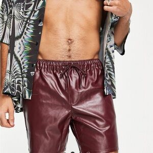 ASOS Design slim shorts in leather look - Red.
